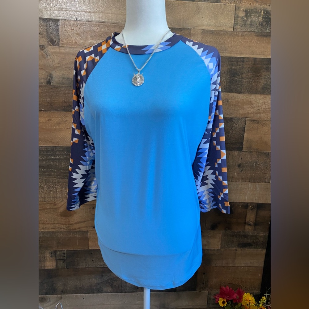 NEW Large 3/4 sleeve Ragland Tshirt
Aztec print sleeves
Necklace sold separately